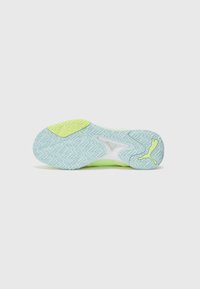 Shoe sole in light blue with a textured pattern, featuring a yellow accent and white logo. Design emphasizes grip and stability.