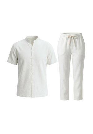 Wit kortermig overhemd met knopen en mandarijnkraag en witte broek met trekkoord, elastische taille en zijzakken.