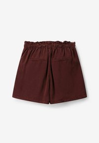 Shorts bordeaux avec une taille élastique, deux poches arrière et une texture lisse. Design décontracté sans fermetures ni motifs visibles.
