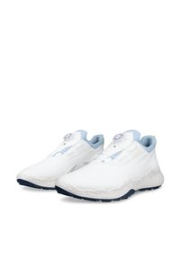 Para białych sportowych butów z teksturowaną podeszwą, jasnoniebieską wyściółką wewnętrzną i systemem zapięcia na pokrętło, przedstawiona na białym tle.