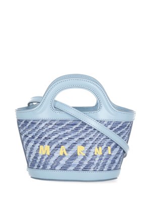 Borsa intrecciata blu e bianca con rifiniture in pelle azzurro chiaro, manico, tracolla e logo "MARNI" giallo sul davanti.