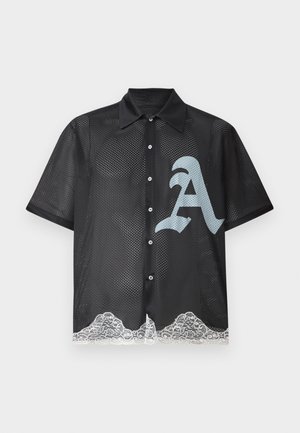 Chemise noire en mesh à manches courtes avec boutons, grand « A » gris stylisé à l'avant et finition en dentelle blanche le long de l'ourlet inférieur.