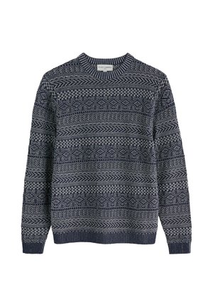 Marineblauw en grijs gebreide trui met ronde hals, met geometrische en chevronpatronen, geribbelde manchetten en zoom, plat gelegd op een witte achtergrond.