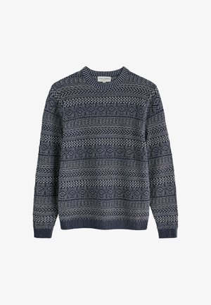 Tengerész és szürke mintás kötött garbó pulóver geometriai és cikk-cakk mintákkal, bordázott mandzsettákkal és szegéllyel, laposan letéve fehér háttéren.