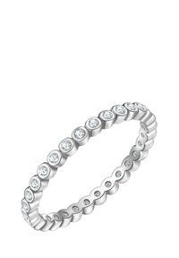 Srebrn prsten s kružnim dizajnom, ukrašen ravnomjerno raspoređenim prozirnim dragim kamenjem. Glatka tekstura s poliranim završetkom koji stvara suptilni sjaj.