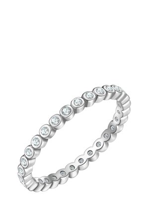 Hõbedane sõrmus, millel on rida ümmargusi, selgeid kive, ümbritsetud siledast, poleeritud pinnast, millel on laineline äär.