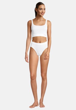 Weißes, kurzes Tanktop und hoch geschnittene Panties, aus glattem Baumwollstoff gefertigt, mit einem schlichten Design, minimalen Nähten und elastischen Bändern.