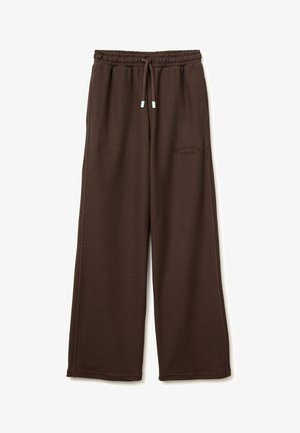 Brązowe spodnie o szerokich nogawkach z elastycznym pasem i sznurkiem, z teksturowanego materiału oraz małym haftowanym napisem na górnej części uda.