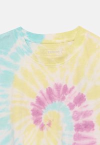 Kortärmad t-shirt med tie-dye i pastellblå, gul och rosa spiralmönster. Tillverkad av mjuk bomull med rund halsringning.