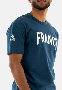 le coq sportif Camiseta estampada - bleu