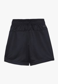 Černé sportovní šortky vyrobené z hladké, lehké tkaniny. Obsahují elastický pas a nenápadnou značkovou nášivku blízko vrchu.