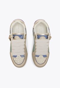 Metaliczne złote i niebieskie sneakersy z szerokimi białymi elastycznymi sznurowadłami i teksturowanymi noskami, widziane z góry na białym tle.