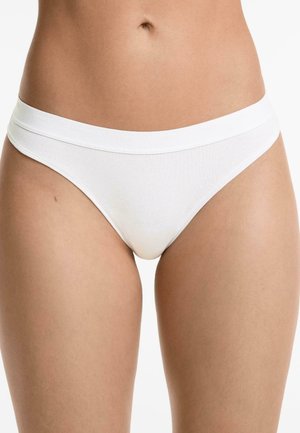 Witte katoenen thongonderbroek met een gladde, brede tailleband met reliëfbranding. Strak design met minimale bedekking en een naadloze textuur.