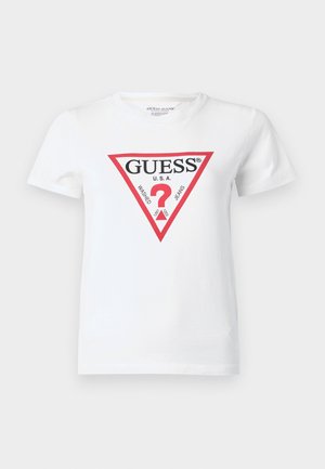 Bílý bavlněný tričko s červeným trojúhelníkovým logem "GUESS USA" a růžovým designem otazníku uprostřed. Krátké rukávy.