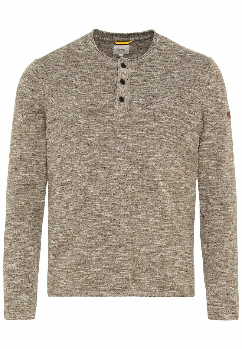 Pull en maille beige à manches longues pour homme, avec col rond et trois boutons noirs sur la patte de devant.