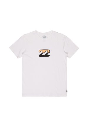 Wit T-shirt met korte mouwen met een klein rechthoekig logo met twee gestileerde golven, één oranje en één zwarte, gecentreerd op de borst.