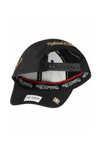 Gorra negra con visera curvada, logotipo bordado en dorado, correa ajustable de plástico y forro interior con acentos decorativos en rojo y etiquetas.