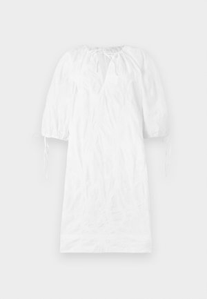 Valkoinen mekko, jossa on lyhyet puff-hihat, teksturoitu kangas, v-pääntie ja säädettävät nauhat hihoissa. Liukas pinta, polvipituinen malli.