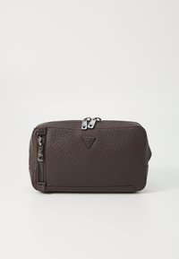 Neceser de cuero marrón con un acabado texturizado, que presenta un zipper de metal negro y un acento de logo triangular en la parte frontal.