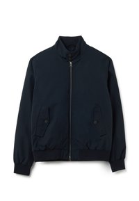 Giacca bomber blu navy con zip frontale, colletto alto con due bottoni, tasche con pattina bottonata e polsini e bordo a costine.