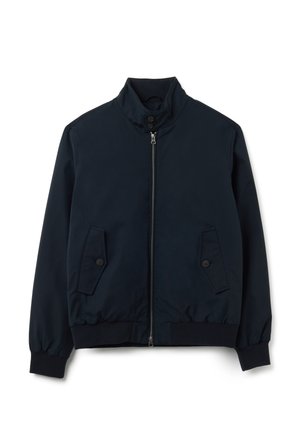 Chaqueta bomber azul marino con cremallera frontal, cuello alto con dos botones, bolsillos con tapa abotonados y puños y dobladillo de canalé.