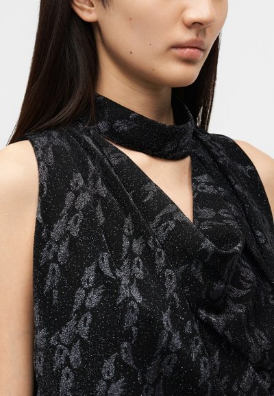 Μαύρο αμάνικο τοπ  με υφάσμα που λάμπει, διαθέτει σχεδιασμό με πτυχώσεις και ψηλό λαιμό. Υπάρχει διακριτικό γκρι μοτίβο που προσθέτει υφή.