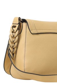 Borsa a spalla in pelle gialla con tracolla intrecciata, texture liscia e bordo nero a contrasto. Caratterizzata da una chiusura a patta e una forma arrotondata.