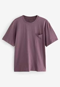Camiseta de manga corta y cuello redondo en tela malva con una textura suave y un pequeño bolsillo en el pecho. Diseño simple, material ligero.