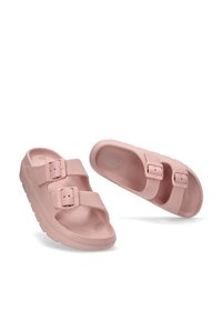 Sandalias moldeadas rosas con dos correas ajustables y hebillas. Textura suave, diseño de punta abierta y una suela resistente para mayor comodidad.