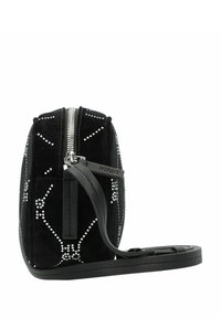 Bolso de ante negro con detalles de tachuelas plateadas, forma rectangular, correa de cuero y un cierre de metal en la parte superior para un cierre seguro.
