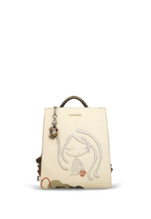 Cremefarbener Rucksack mit einem einfachen, gestickten Gesichts- und Haardesign, dekorativem Schlüsselanhänger und abstrakten Formen am unteren Rand.