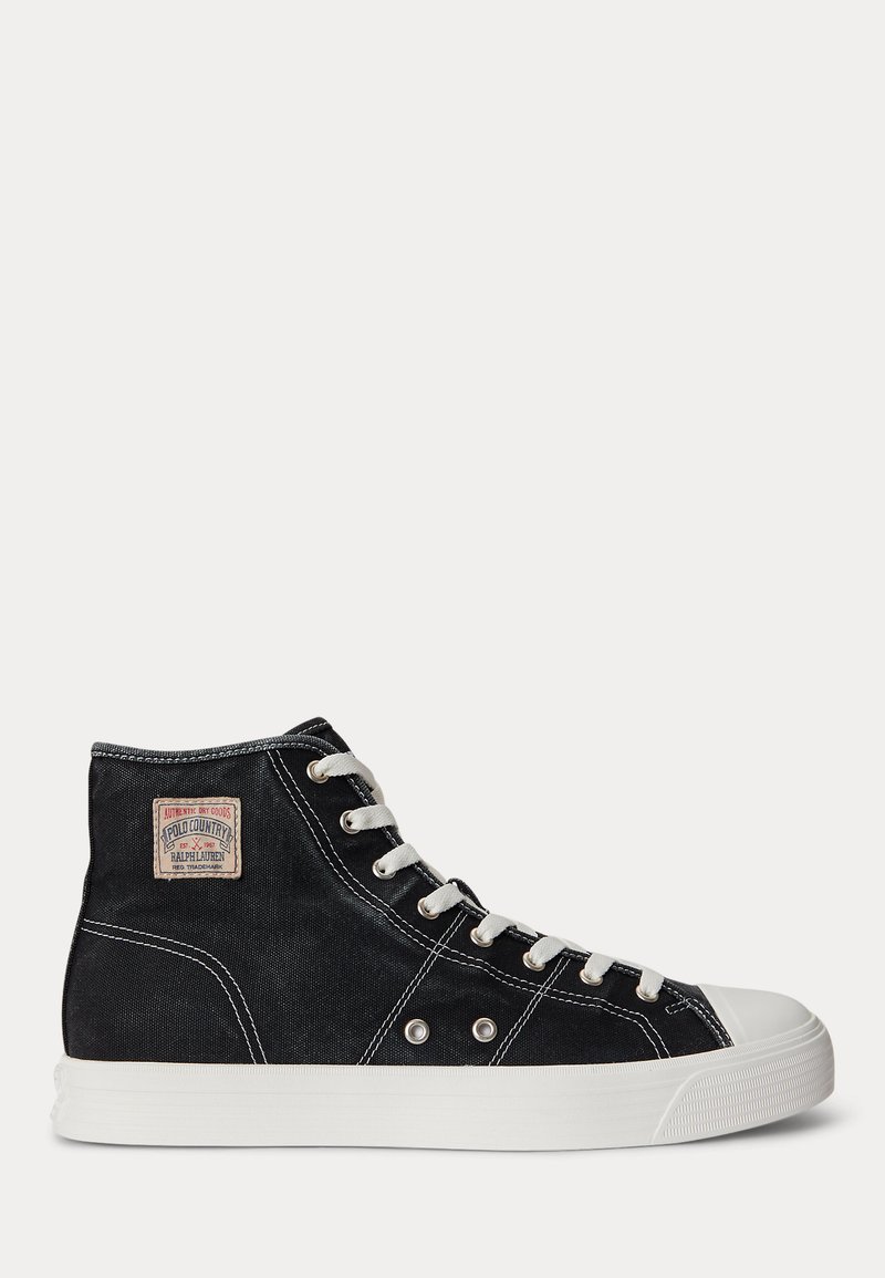 Μαύρο sneaker υψηλού τύπου από καμβά με λευκή λαστιχένια σόλα και προστατευτική μύτη, λευκά κορδόνια και υφασμάτινη ετικέτα Polo Country Ralph Lauren στον αστράγαλο.