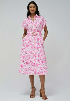 Vestido midi floral con rosas en acuarela en tonos rosa y blanco, mangas cortas, botón frontal, dos bolsillos laterales y un cinturón a juego con hebilla redonda.