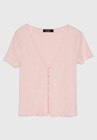 Ljust rosa ribbad topp med kort ärm, djup V-ringning och sex små vita knappar längs framsidan.