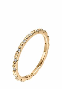 Anillo delgado de oro con diamantes redondos pequeños espaciados uniformemente, engastados en bordes acanalados.