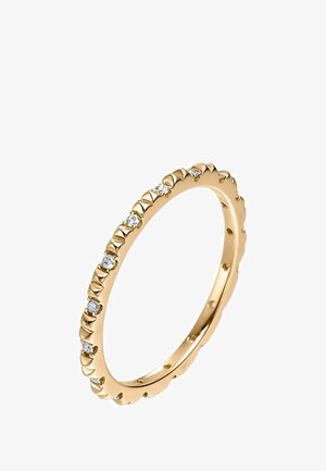 Anillo delgado de oro con diamantes redondos pequeños espaciados uniformemente, engastados en bordes acanalados.