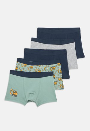 Cinq paires de boxers pour garçons en bleu marine, gris et vert avec des imprimés de véhicules de chantier et de cônes de signalisation, disposés à plat en éventail.