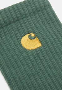 Carhartt WIP CHASE SOCKS UNISEX - Strømper - duck green/gold-coloured