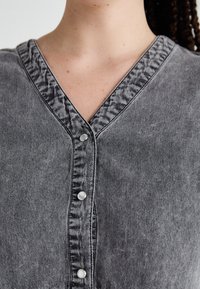 ONLY Carmakoma CARAVRIL DRESS - Džinsa auduma kleita - dark grey denim
