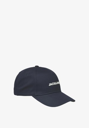 Gorra de tela azul marino con visera curvada, que presenta un logo blanco "JACK&JONES" en la parte frontal, costuras reforzadas y cinco orificios de ventilación.