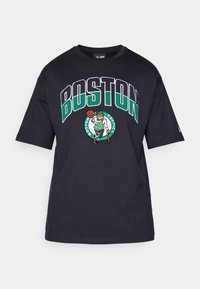 Melns kokvilnas T-krekls ar uzrakstu "BOSTON" treknajā baltā un zaļā krāsā, kā arī Celtics logotipu, kas attēlo leprikonu, kurš tur basketbola bumbu.