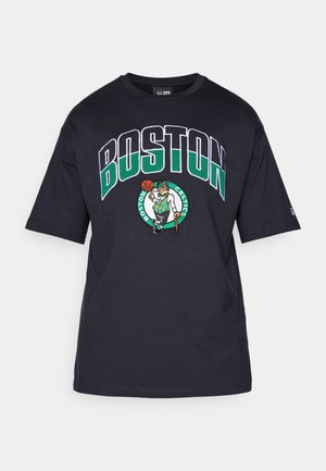 Camiseta de algodón negra con la palabra "BOSTON" en letras en negrita blancas y verdes, con un logo de los Celtics que representa a un duende sosteniendo un balón de baloncesto.