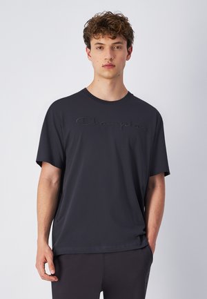 Schwarzes Baumwoll-T-Shirt mit kurzen Ärmeln, das ein erhabenes "Champion"-Logo über der Brust und einen lässigen Schnitt aufweist. Glatte Textur und Rundhalsausschnitt.