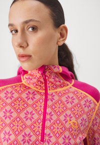 Kari Traa ROSE HOOD - Pulover - bright pink