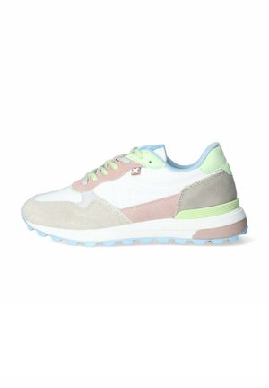 Sneakers caratterizzati da un mix di suede e mesh bianchi, rosa pastello e verde menta, con una suola testurizzata e dettagli blu.