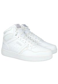 Zapatillas altas blancas hechas de cuero con una textura suave. Cuentan con una puntera redondeada, cordones blancos y un logotipo en el costado.