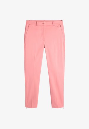 Roze slim-fit broek met knopen aan de voorkant, ritssluiting, zijzakken en enkelritsen op een witte achtergrond.