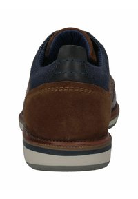 Braune Wildleder- und marineblaue Textil-Herrenschuhe mit gepolstertem Kragen, runder Spitze und mehrlagiger Gummisohle. Ausführliche Nähte im oberen Bereich.