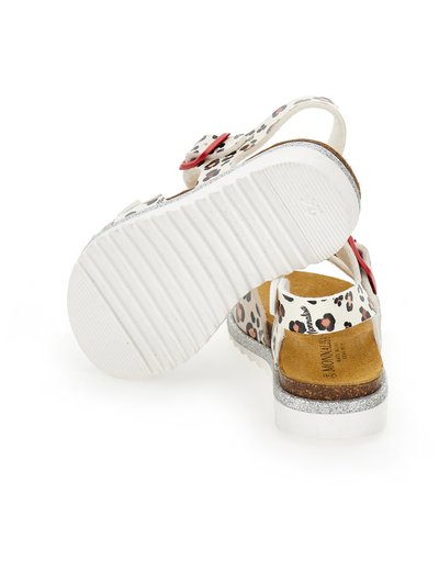 Hvide sandaler med leopardmønstret design, rød spænde og sølvglitrende accenter. Tekstureret sål med riller og polstret fodseng.