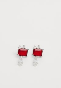 Pendientes rectangulares rojos con acentos en forma de lágrima transparentes, montados en metal de tono plateado. Cuentan con un cierre seguro para llevar.